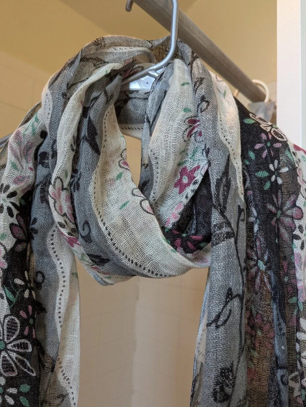 NWOT Beautiful 100% linen Floral print scarf